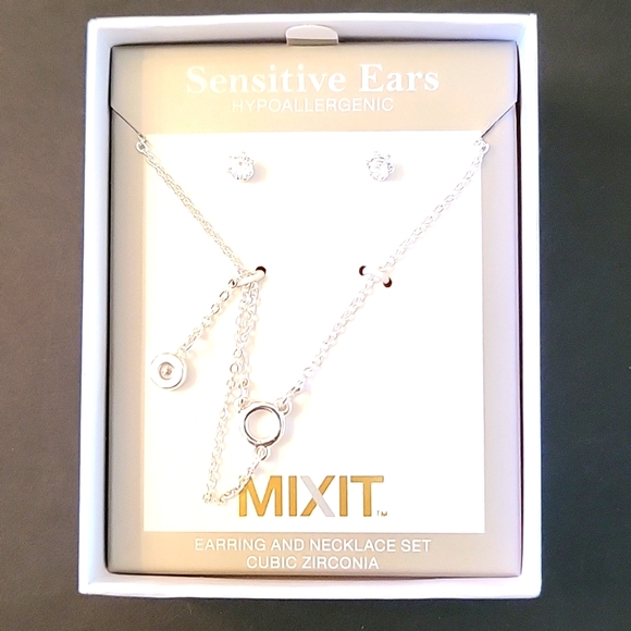 NEW Dainty Silver-tone & Cubic Zirconia Dangle Necklace & Earrings Set! 16" - Picture 13 of 15